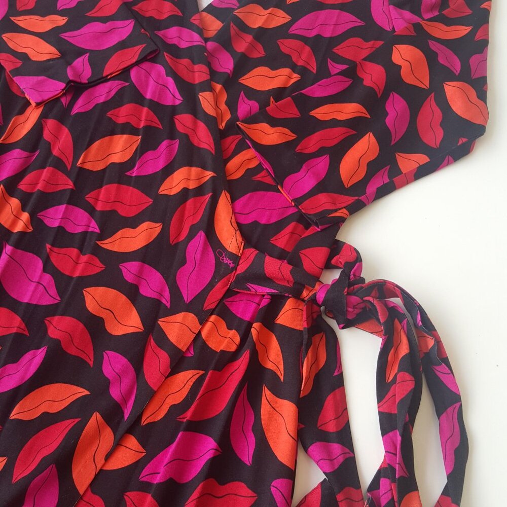Diane von Furstenberg ! Julian Lip-Print Silk Wrap Dress (M) - Picture 6 of 12